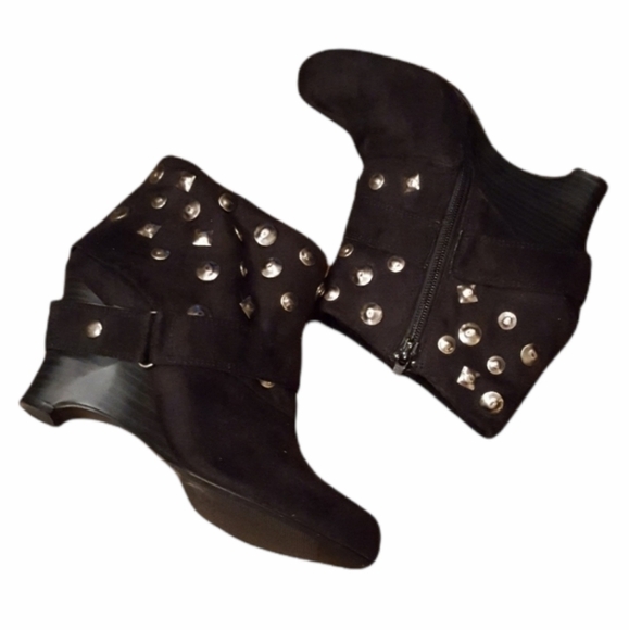 BKE Sole‎ - Studded Black Wedge Booties - Picture 1 of 6